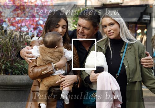 Amsterdam 31 oktober 2022
Frank Masmeijer met zijn  dochters Charlotte en Michelle met kleindochter op de cornelis schuytstraat.