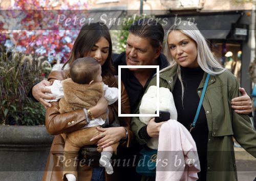 Amsterdam 31 oktober 2022
Frank Masmeijer met zijn  dochters Charlotte en Michelle met kleindochter op de cornelis schuytstraat.