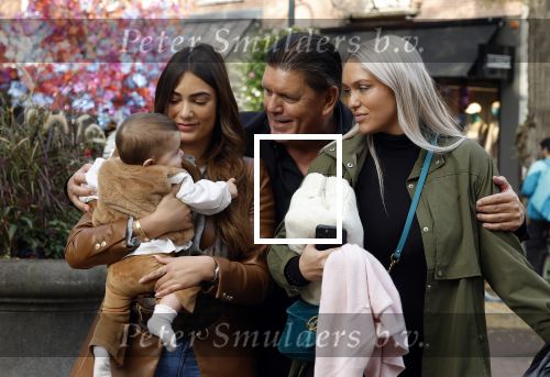 Amsterdam 31 oktober 2022
Frank Masmeijer met zijn  dochters Charlotte en Michelle met kleindochter op de cornelis schuytstraat.