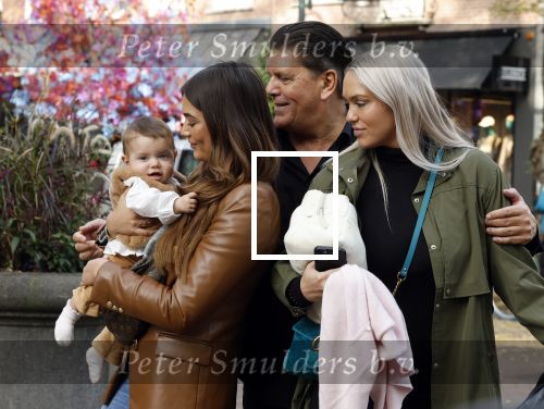 Amsterdam 31 oktober 2022
Frank Masmeijer met zijn  dochters Charlotte en Michelle met kleindochter op de cornelis schuytstraat.