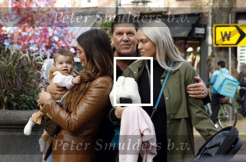 Amsterdam 31 oktober 2022
Frank Masmeijer met zijn  dochters Charlotte en Michelle met kleindochter op de cornelis schuytstraat.