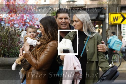 Amsterdam 31 oktober 2022
Frank Masmeijer met zijn  dochters Charlotte en Michelle met kleindochter op de cornelis schuytstraat.