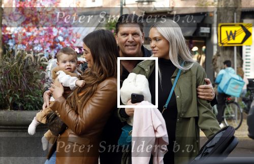 Amsterdam 31 oktober 2022
Frank Masmeijer met zijn  dochters Charlotte en Michelle met kleindochter op de cornelis schuytstraat.