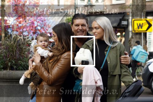 Amsterdam 31 oktober 2022
Frank Masmeijer met zijn  dochters Charlotte en Michelle met kleindochter op de cornelis schuytstraat.