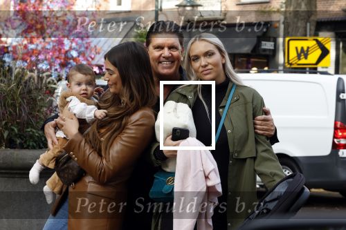 Amsterdam 31 oktober 2022
Frank Masmeijer met zijn  dochters Charlotte en Michelle met kleindochter op de cornelis schuytstraat.