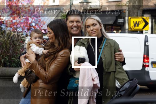 Amsterdam 31 oktober 2022
Frank Masmeijer met zijn  dochters Charlotte en Michelle met kleindochter op de cornelis schuytstraat.
