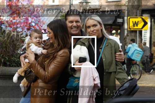 Amsterdam 31 oktober 2022
Frank Masmeijer met zijn  dochters Charlotte en Michelle met kleindochter op de cornelis schuytstraat.