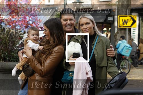 Amsterdam 31 oktober 2022
Frank Masmeijer met zijn  dochters Charlotte en Michelle met kleindochter op de cornelis schuytstraat.