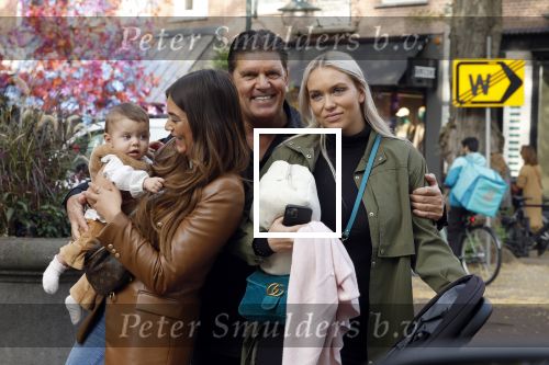 Amsterdam 31 oktober 2022
Frank Masmeijer met zijn  dochters Charlotte en Michelle met kleindochter op de cornelis schuytstraat.