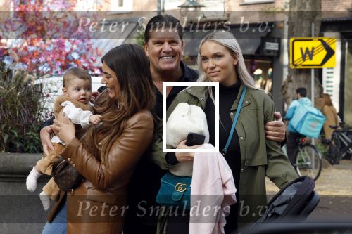 Amsterdam 31 oktober 2022
Frank Masmeijer met zijn  dochters Charlotte en Michelle met kleindochter op de cornelis schuytstraat.