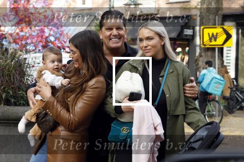 Amsterdam 31 oktober 2022
Frank Masmeijer met zijn  dochters Charlotte en Michelle met kleindochter op de cornelis schuytstraat.