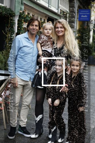 Amsterdam 9 november 2022
Presentatie kledinglijn  Iris Zeilstra bij restaurant de Luwte. Iris met man en hun kinderen