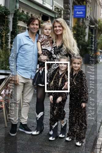 Amsterdam 9 november 2022
Presentatie kledinglijn  Iris Zeilstra bij restaurant de Luwte. Iris met man en hun kinderen