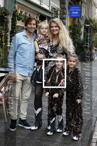 Amsterdam 9 november 2022
Presentatie kledinglijn  Iris Zeilstra bij restaurant de Luwte. Iris met man en hun kinderen