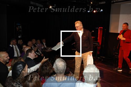 Amsterdam 17 november 2022
In theater Betty Asfalt viert Annemarie Oster haar 80e verjaardag . Jeroen Krabbe geeft cadeau aan Annemarie Oster