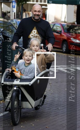 Amsterdam 26 oktober 2022
Jeroen v d Bergh met zijn kindeen in de bakfiets