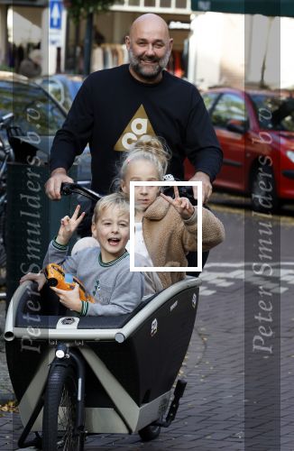 Amsterdam 26 oktober 2022
Jeroen v d Bergh met zijn kindeen in de bakfiets