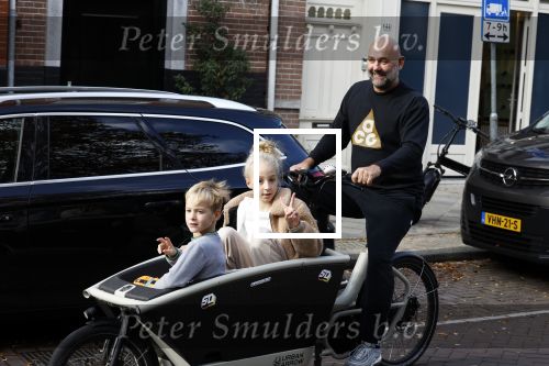 Amsterdam 26 oktober 2022
Jeroen v d Bergh met zijn kindeen in de bakfiets