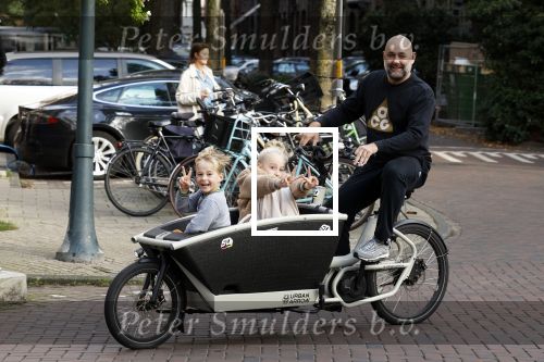 Amsterdam 26 oktober 2022
Jeroen v d Bergh met zijn kindeen in de bakfiets
