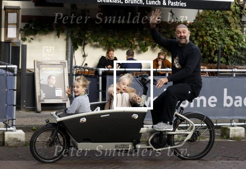 Amsterdam 26 oktober 2022
Jeroen v d Bergh met zijn kindeen in de bakfiets