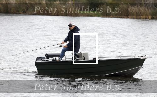 Amsterdam, 10 November 2022 Jeroen v d Boom vissend op de Amstel op zijn bootje