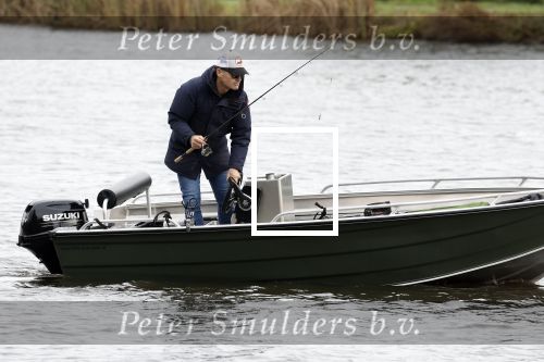 Amsterdam, 10 November 2022 Jeroen v d Boom vissend op de Amstel op zijn bootje