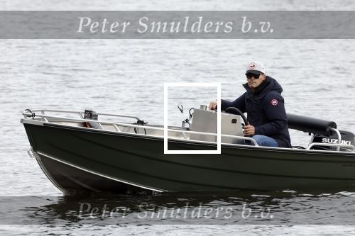 Amsterdam, 10 November 2022 Jeroen v d Boom vissend op de Amstel op zijn bootje