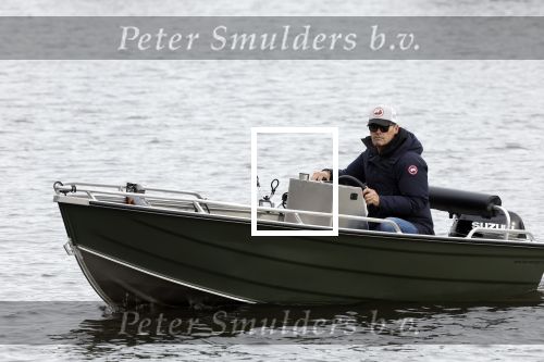 Amsterdam, 10 November 2022 Jeroen v d Boom vissend op de Amstel op zijn bootje
