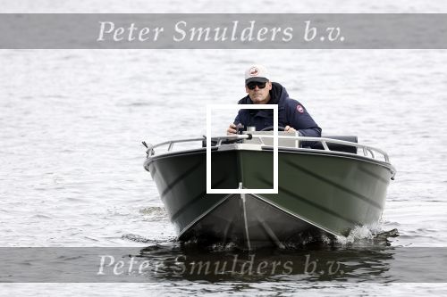 Amsterdam, 10 November 2022 Jeroen v d Boom vissend op de Amstel op zijn bootje