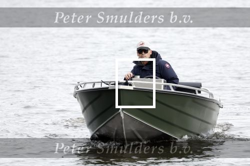 Amsterdam, 10 November 2022 Jeroen v d Boom vissend op de Amstel op zijn bootje