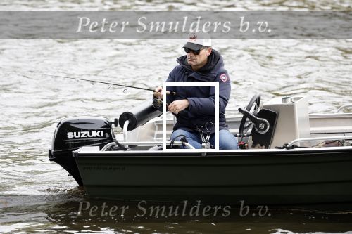 Amsterdam, 10 November 2022 Jeroen v d Boom vissend op de Amstel op zijn bootje