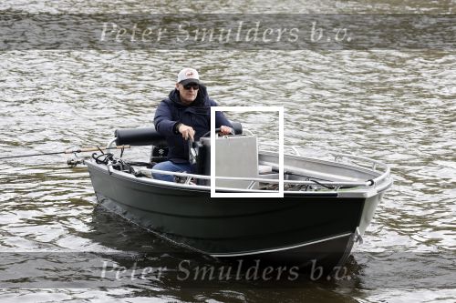 Amsterdam, 10 November 2022 Jeroen v d Boom vissend op de Amstel op zijn bootje