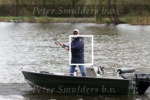 Amsterdam, 10 November 2022 Jeroen v d Boom vissend op de Amstel op zijn bootje