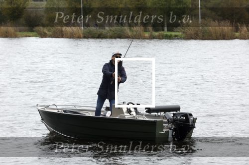 Amsterdam, 10 November 2022 Jeroen v d Boom vissend op de Amstel op zijn bootje
