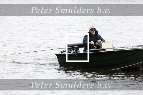 Amsterdam, 10 November 2022 Jeroen v d Boom vissend op de Amstel op zijn bootje