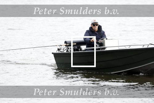 Amsterdam, 10 November 2022 Jeroen v d Boom vissend op de Amstel op zijn bootje