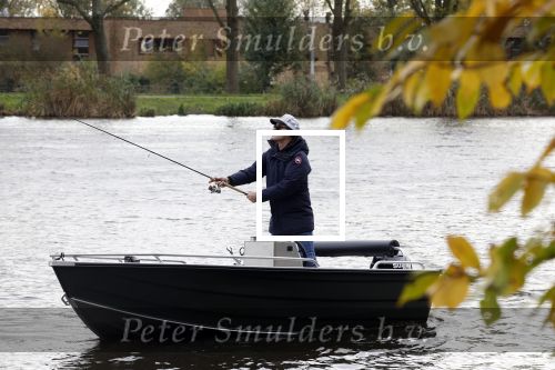 Amsterdam, 10 November 2022 Jeroen v d Boom vissend op de Amstel op zijn bootje