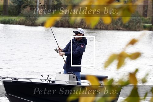 Amsterdam, 10 November 2022 Jeroen v d Boom vissend op de Amstel op zijn bootje