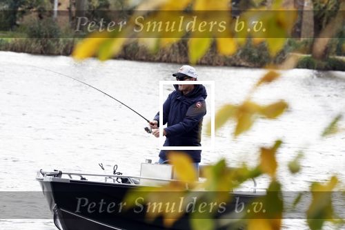 Amsterdam, 10 November 2022 Jeroen v d Boom vissend op de Amstel op zijn bootje