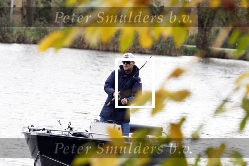 Amsterdam, 10 November 2022 Jeroen v d Boom vissend op de Amstel op zijn bootje