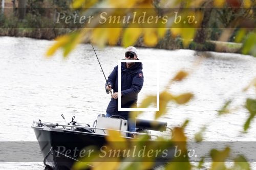 Amsterdam, 10 November 2022 Jeroen v d Boom vissend op de Amstel op zijn bootje
