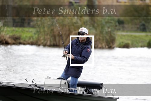 Amsterdam, 10 November 2022 Jeroen v d Boom vissend op de Amstel op zijn bootje