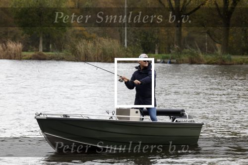 Amsterdam, 10 November 2022 Jeroen v d Boom vissend op de Amstel op zijn bootje