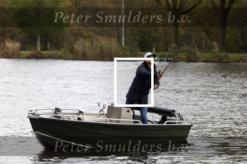 Amsterdam, 10 November 2022 Jeroen v d Boom vissend op de Amstel op zijn bootje