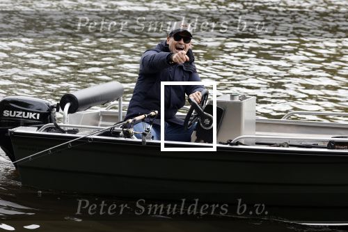 Amsterdam, 10 November 2022 Jeroen v d Boom vissend op de Amstel op zijn bootje