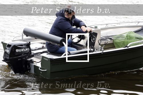 Amsterdam, 10 November 2022 Jeroen v d Boom vissend op de Amstel op zijn bootje