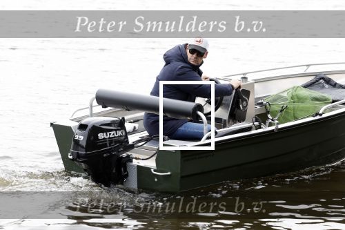 Amsterdam, 10 November 2022 Jeroen v d Boom vissend op de Amstel op zijn bootje