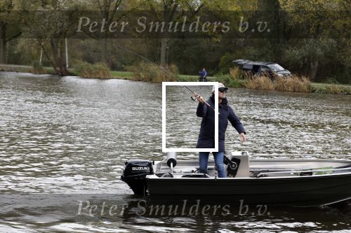 Amsterdam, 10 November 2022 Jeroen v d Boom vissend op de Amstel op zijn bootje