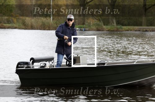Amsterdam, 10 November 2022 Jeroen v d Boom vissend op de Amstel op zijn bootje