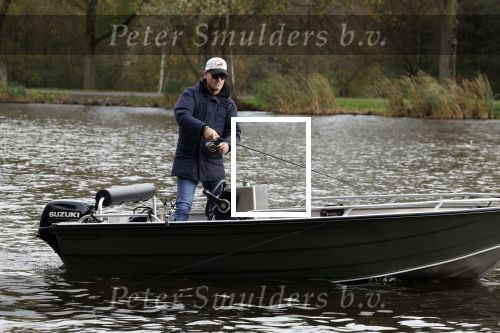 Amsterdam, 10 November 2022 Jeroen v d Boom vissend op de Amstel op zijn bootje